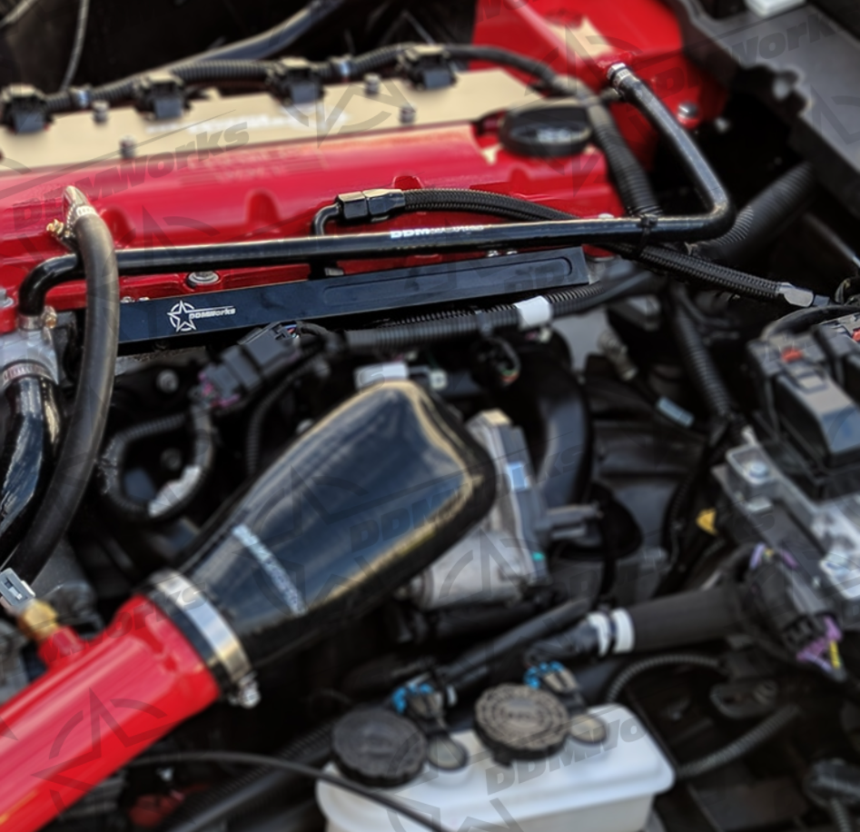 DDMWORKS 2.4L CENTER FEED FUEL RAIL FOR THE POLARIS SLINGSHOT (2015-2019)